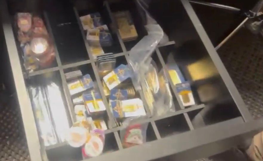 I S T A N B U L B U Y U K C E K M E C E A D L I Y E S I’ N D E N C A 1050774 311814