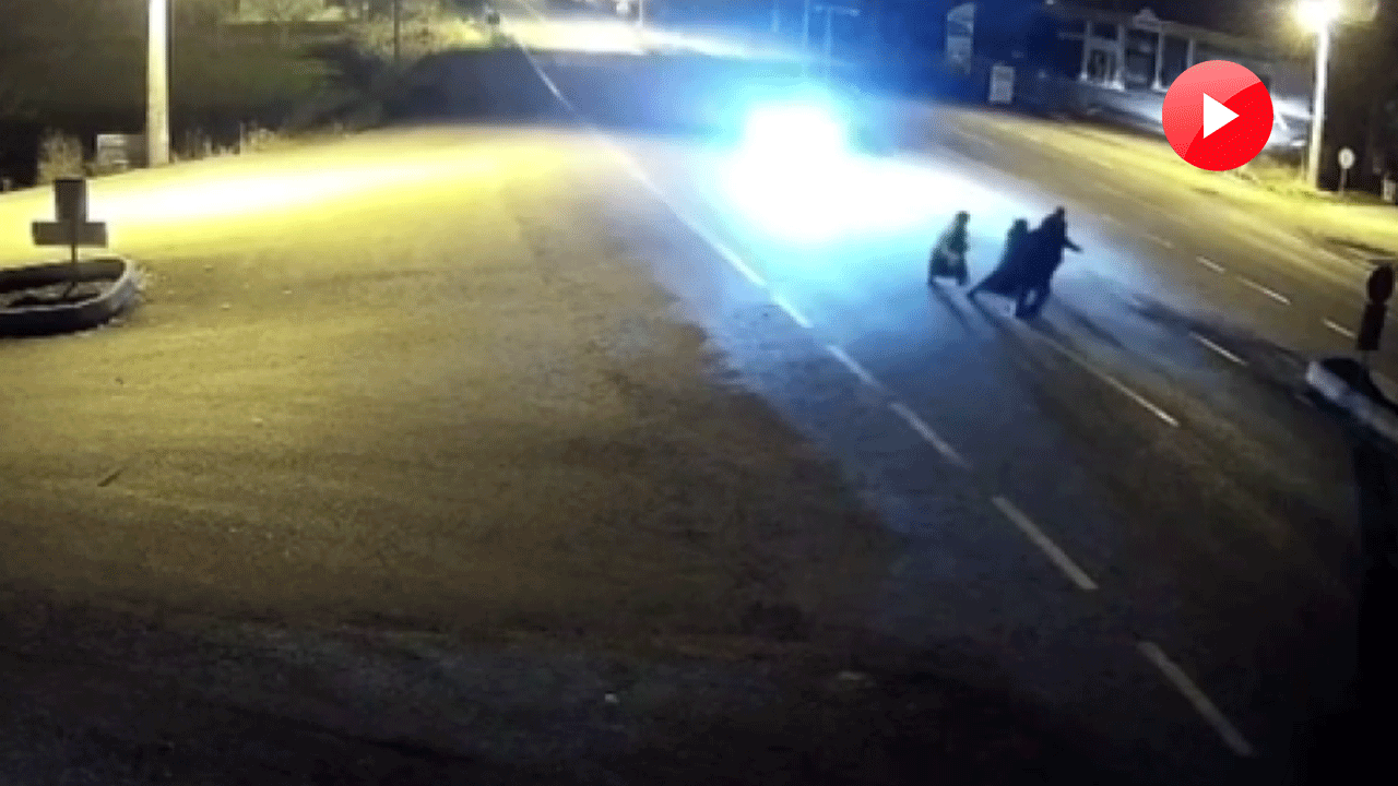 Uşak'ta yolun karşısına geçmek isterken otomobilin çarptığı 3 kişi öldü