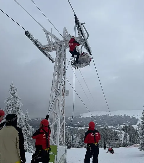 0X0 Uludagda 60 Tatilci Telesiyejde Mahsur Kaldi 52 Kisi Kurtarildi Calismalar Devam Ediyor 1769854024232