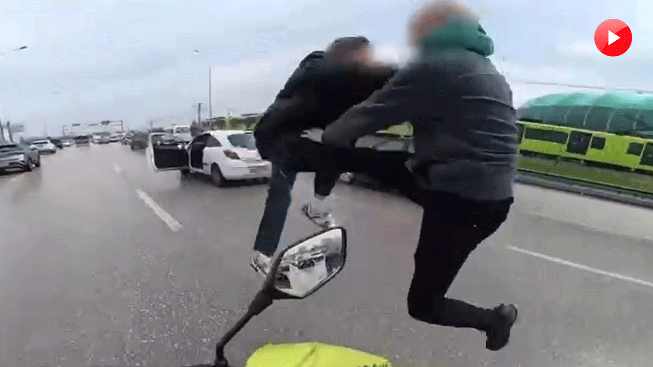 Bursa'da sürücülerin tekmeli-yumruklu kavgası kask kamerasında