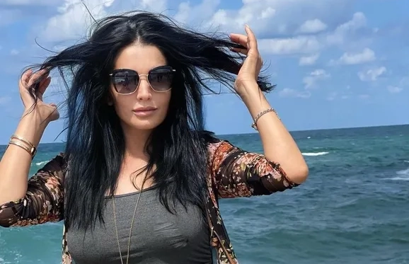 Aleyna Tilki'nin annesi, transparan ve derin dekolteli tarzıyla dikkat çekti!