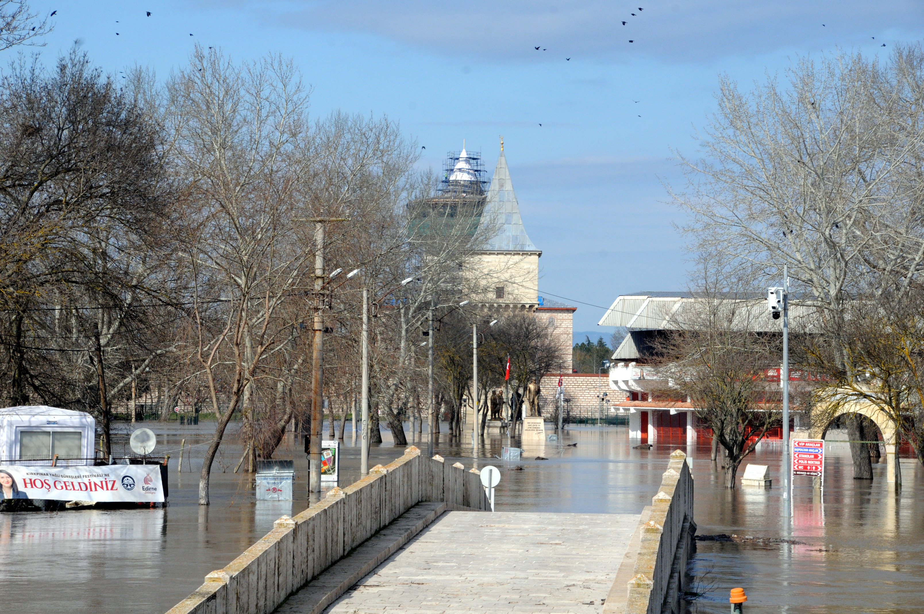 E D I R N E D E D E B I S I A R T A N T U N C A D A K I R M I Z I 1180859 350754