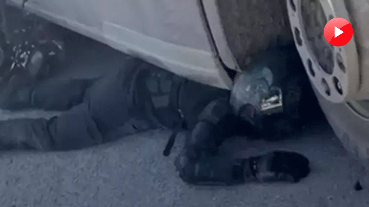 TIR'ın altında sıkışan motosikletin sürücüsünü kaskı ve koruyucu kıyafetleri kurtardı