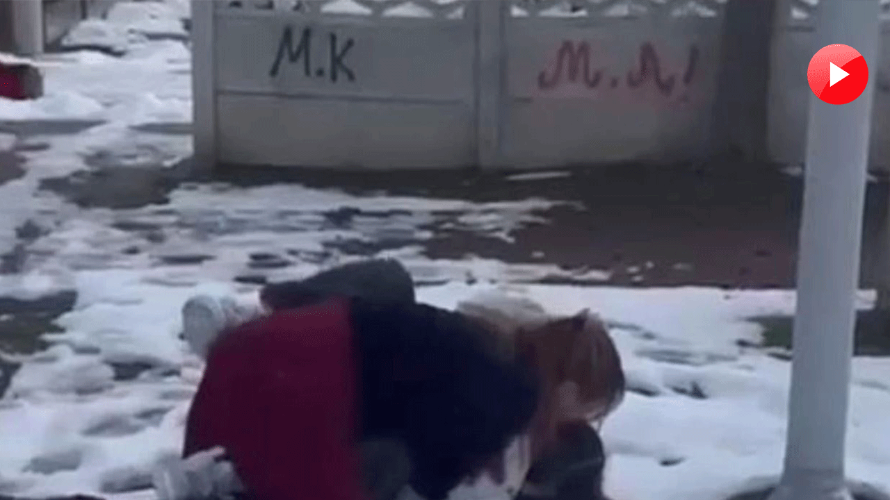 Parkta, kendilerinden küçük kızları darbettiler