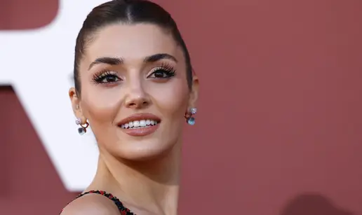 Hande Erçel'in son pozlarına beğeni yağdı: Derin göğüs dekoltesi olay oldu!