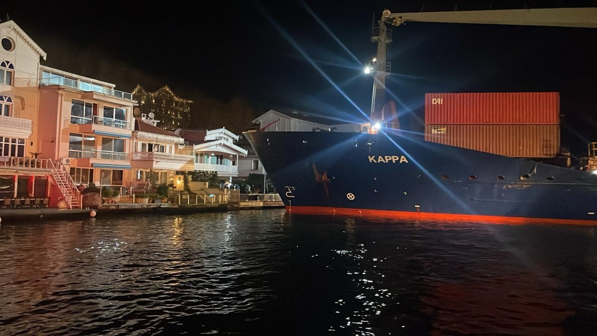 Istanbul Boğazı Gemi Karaya Oturdu (2)