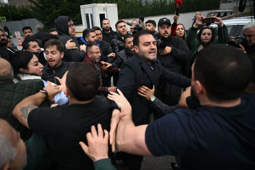 CHP'de tekme tokat kavga: Fotoğraflarla tahliye gerilimi!