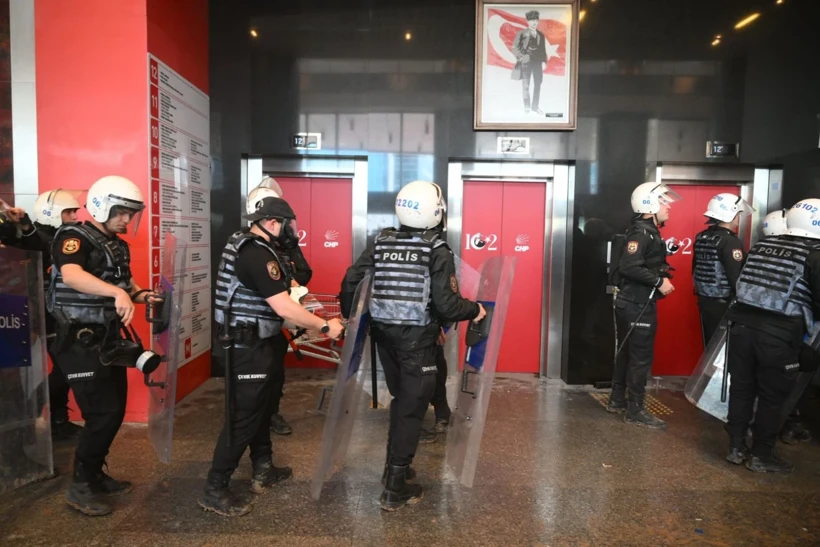 Polis, CHP Genel Merkezi'ne böyle girdi!