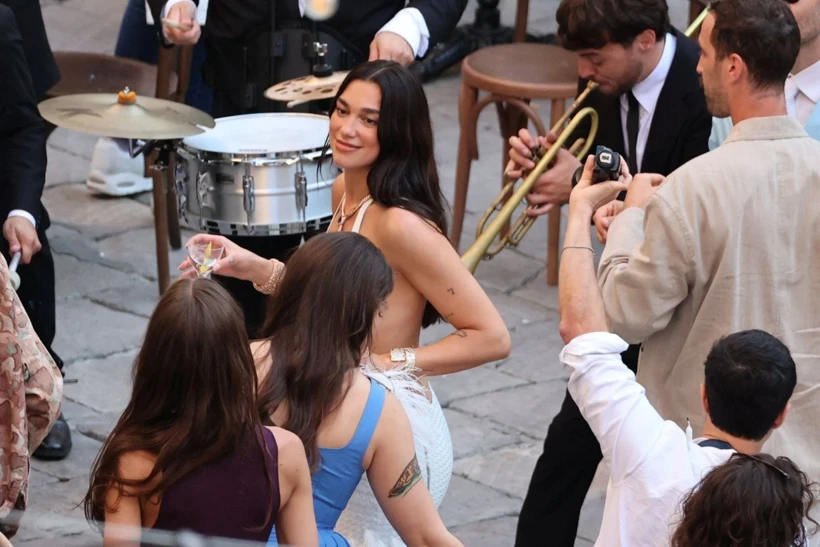 Dua Lipa'nın İtalya'daki düğününden renkli kareler