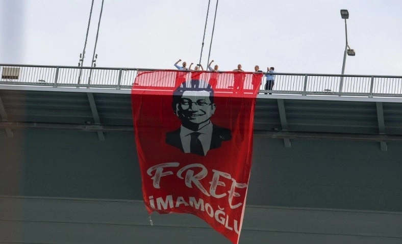 Free Imamoğlu Pankart