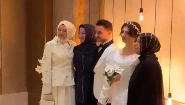 Kadir Ezildi Eşi Beyaz