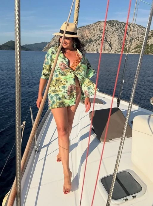Nurgül Yeşilçay Bikini 5