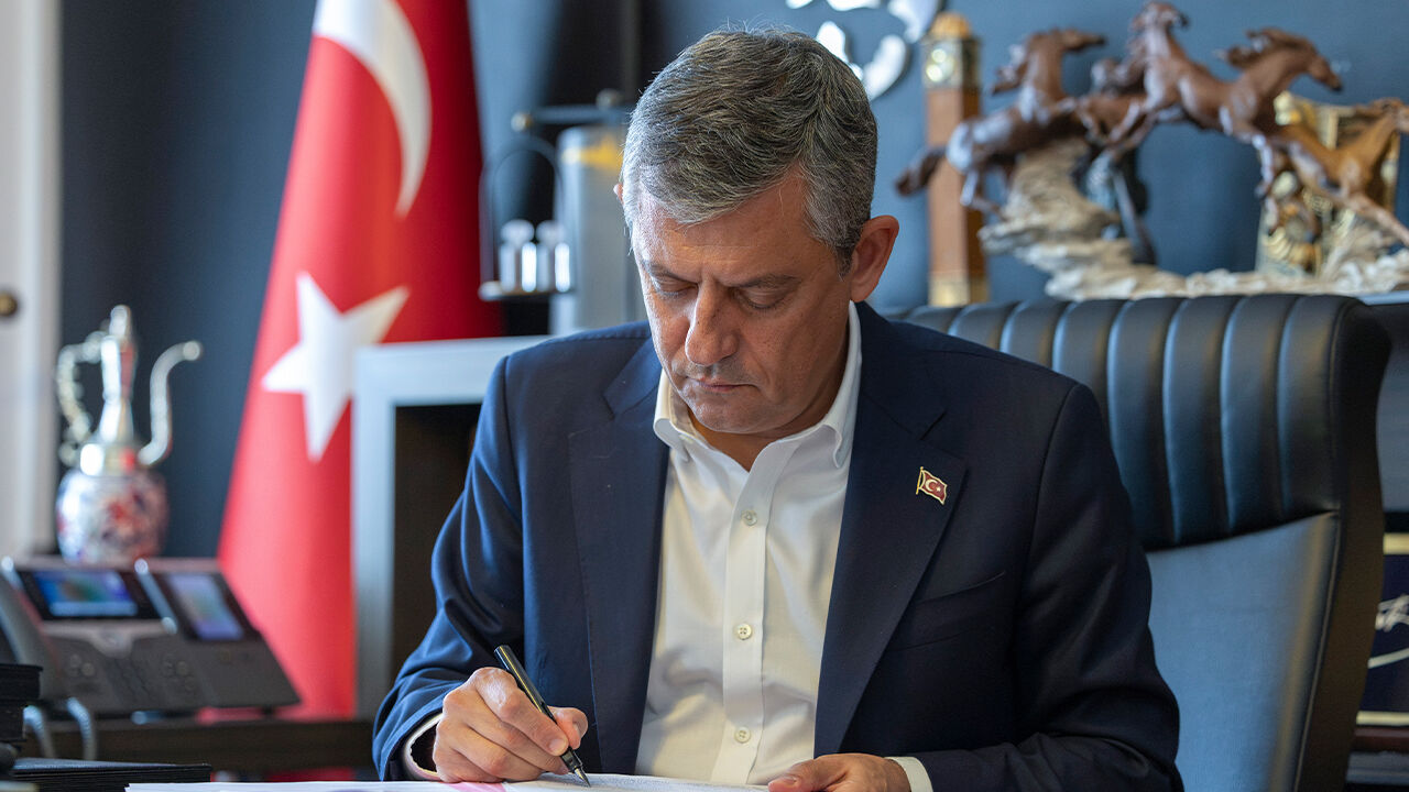 Özgür Özel dahil 91 milletvekili CHP’den istifa etti