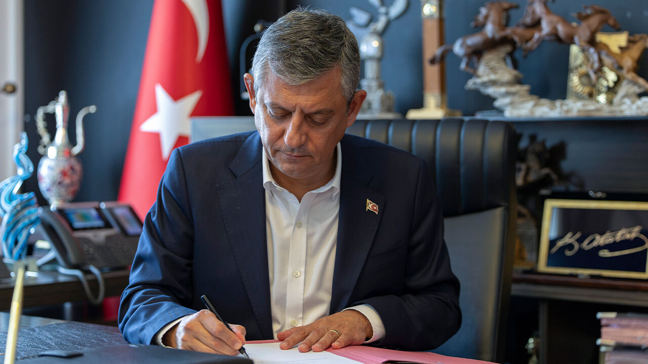 Özgür Özel’den Avrupa’ya çağrı: Demokratik aşınmaya sırtınızı dönmeyin