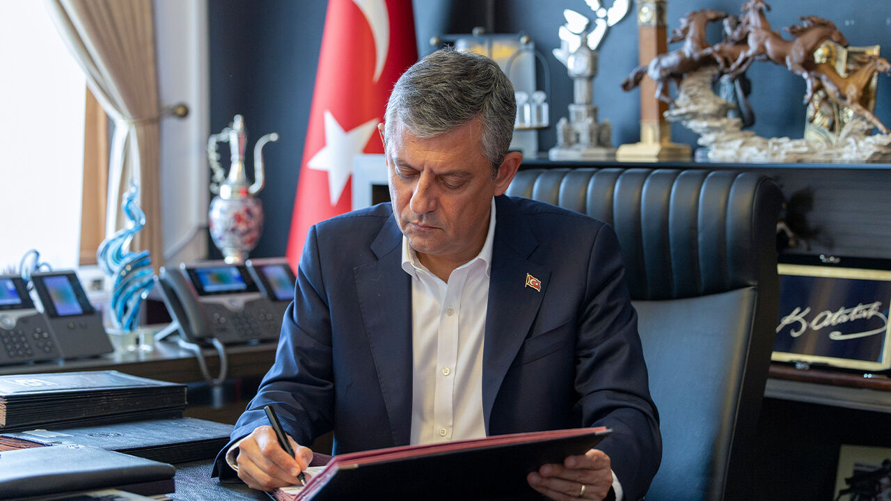 Özgür Özel'den silahlı saldırıda yaralanan öğrencilere telefon