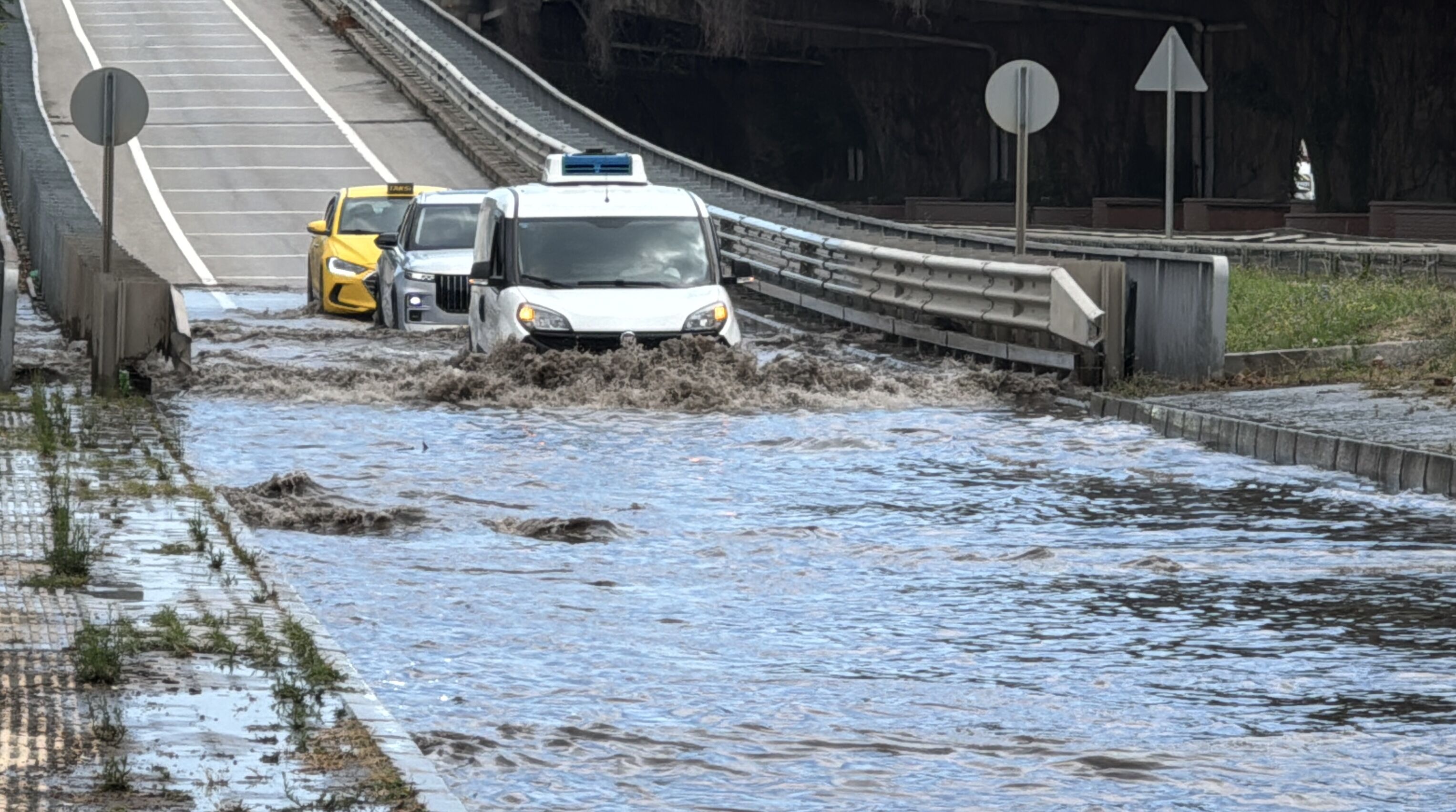 İstanbul Valiliği'nden sel uyarısı: 2 gün boyunca kuvvetli yağış bekleniyor