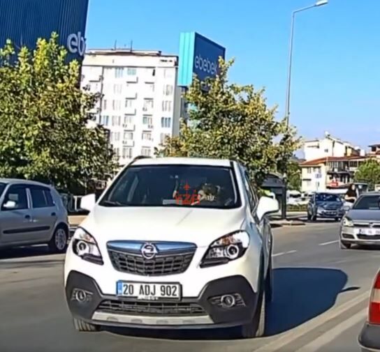 Kadın sürücünün telefon dikkatsizliği kazayla sonuçlandı: O anlar kamerada