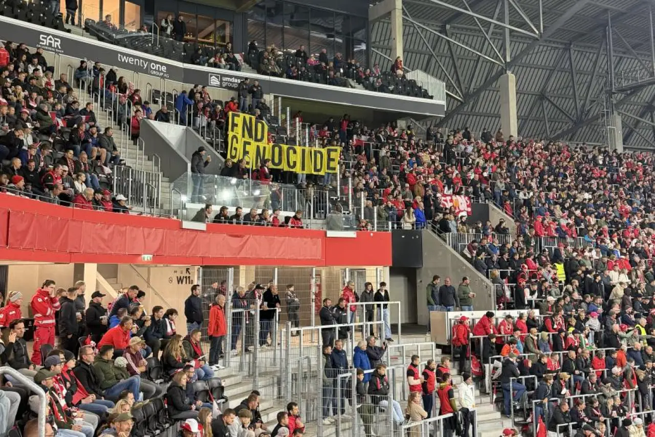 Af Örgütü, Avusturya-İsrail maçında 'Soykırıma son verin' pankartı açtı