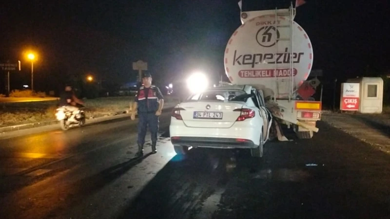 Antalya'da tankere çarpan otomobilin sürücüsü öldü