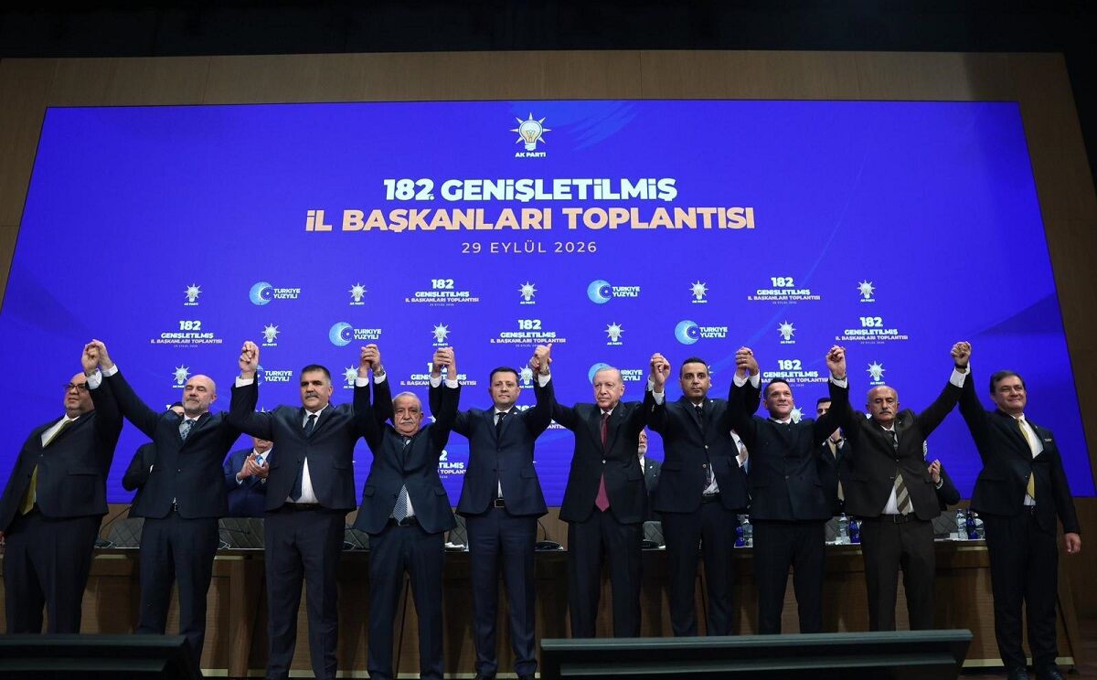 9 belediye başkanı AK Parti'ye katıldı! Rozetlerini Erdoğan taktı