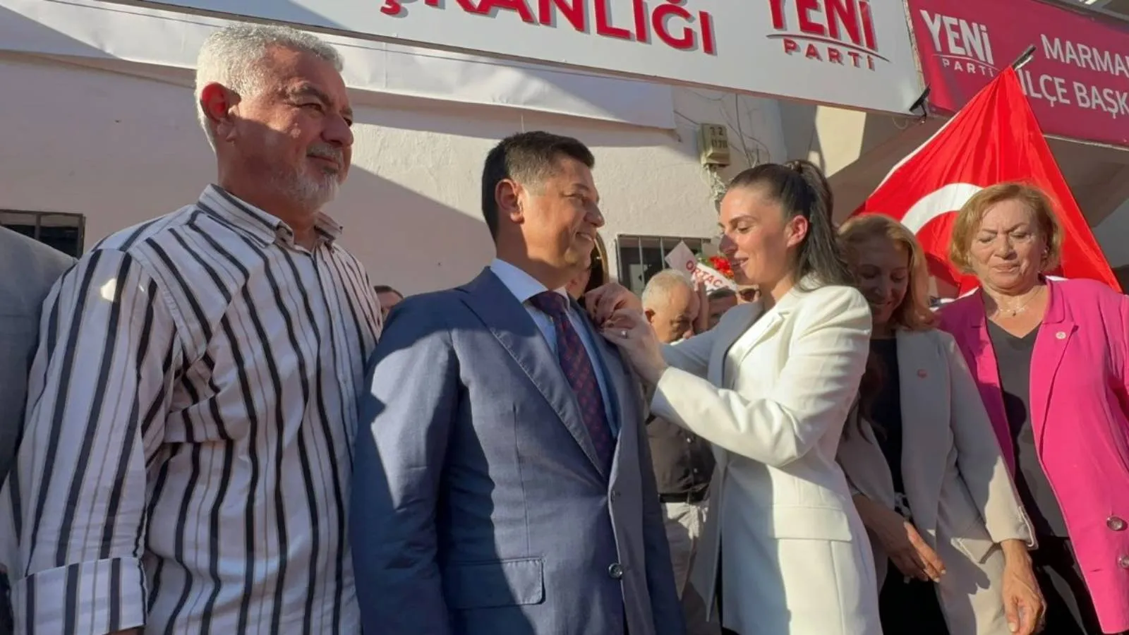Marmaris Belediye Başkanı Acar Ünlü, CHP'den istifa ederek Yeni Parti'ye katıldı