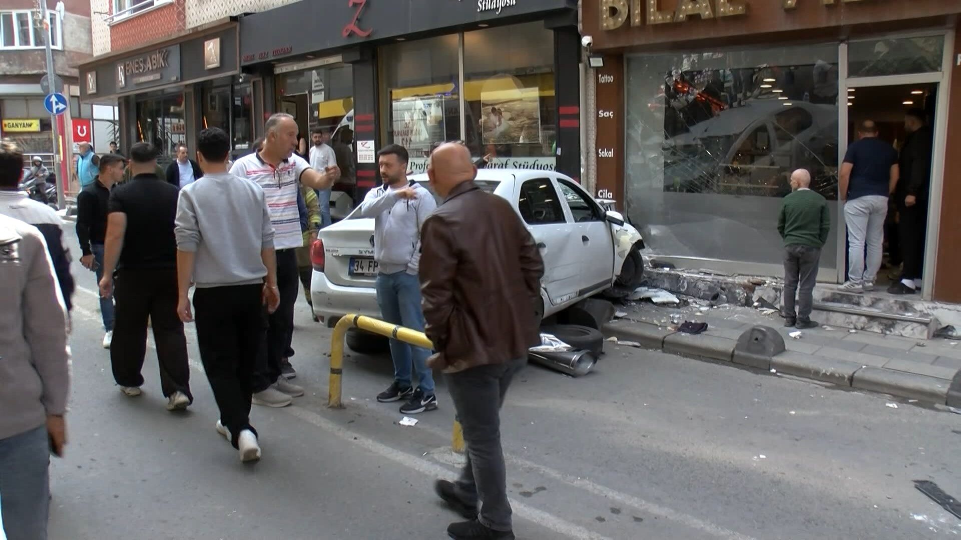 Kazada savrulan otomobil kaldırımdaki yayalara çarptı: 2'si ağır 5 yaralı