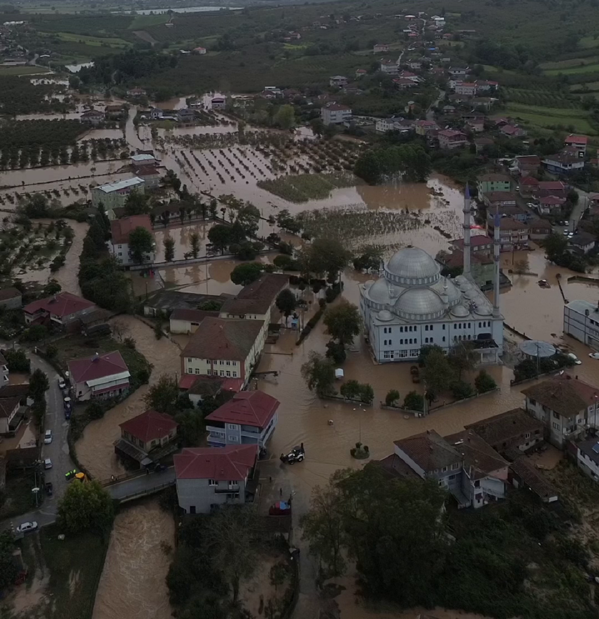 Yağmur iki kentte yaşamı felç etti! Mahsur kalanlar kurtarıldı