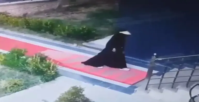 Çarşaf giyip hırsızlık yapan hamile kadın, kaçmaya çalışırken otobüste yakalandı