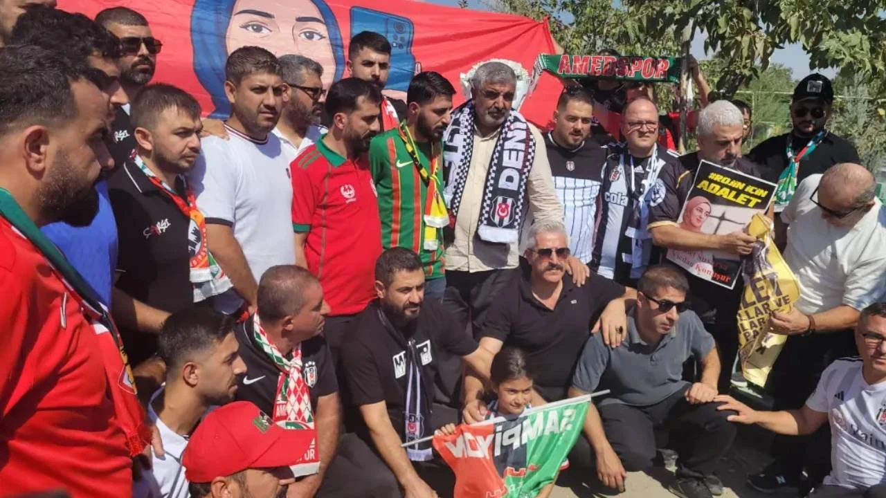 Beşiktaş taraftar grubu Çarşı’dan Narin ve Rojin’in mezarlarına ziyaret
