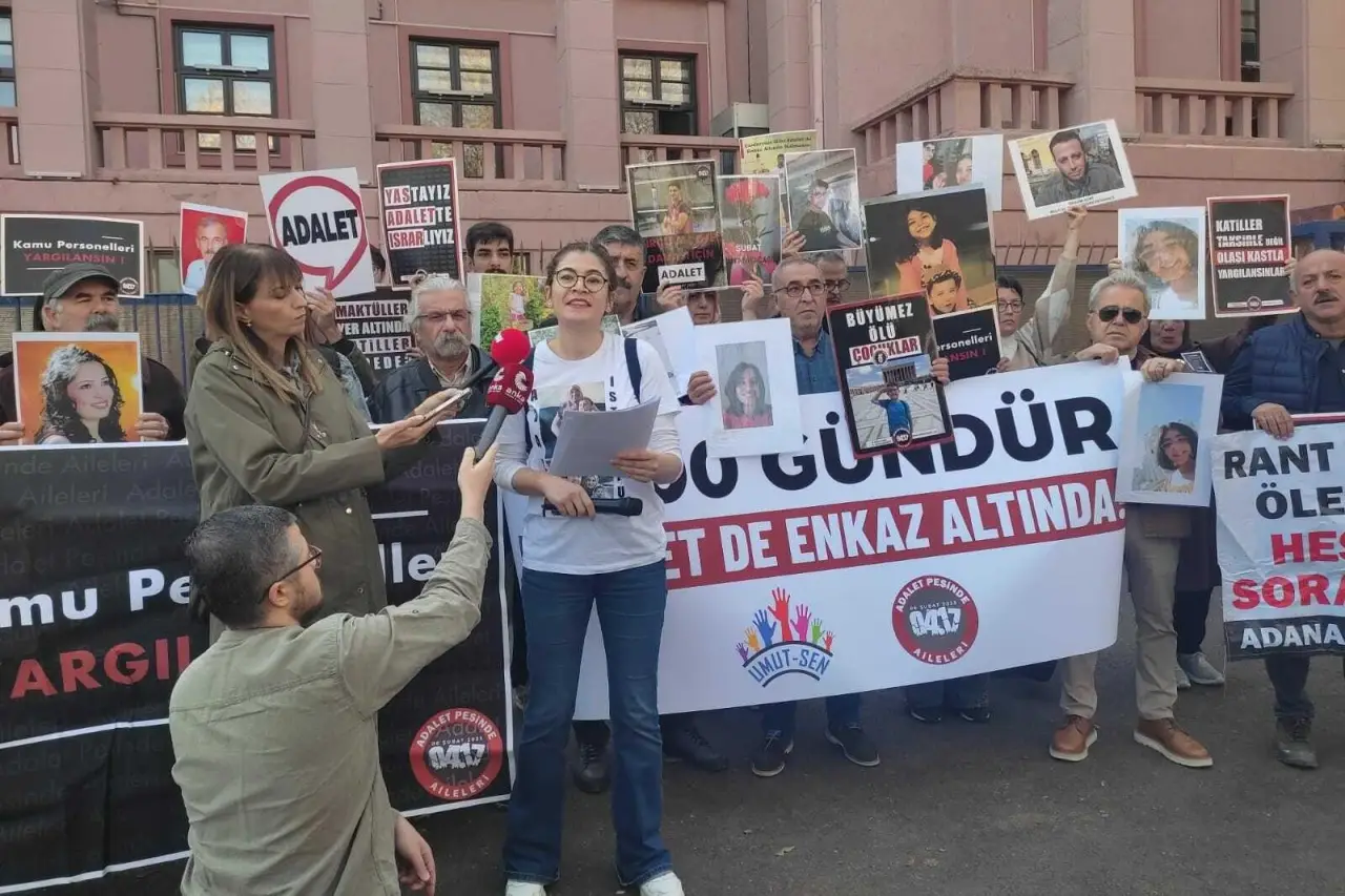 Depremzedeler 11 gündür bakanlık önünde: 'Kaybettiğimiz yakınlarımız için buradayız'