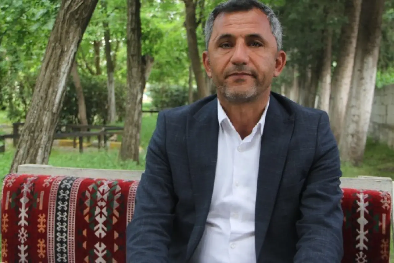 Emin Ay kimdir?