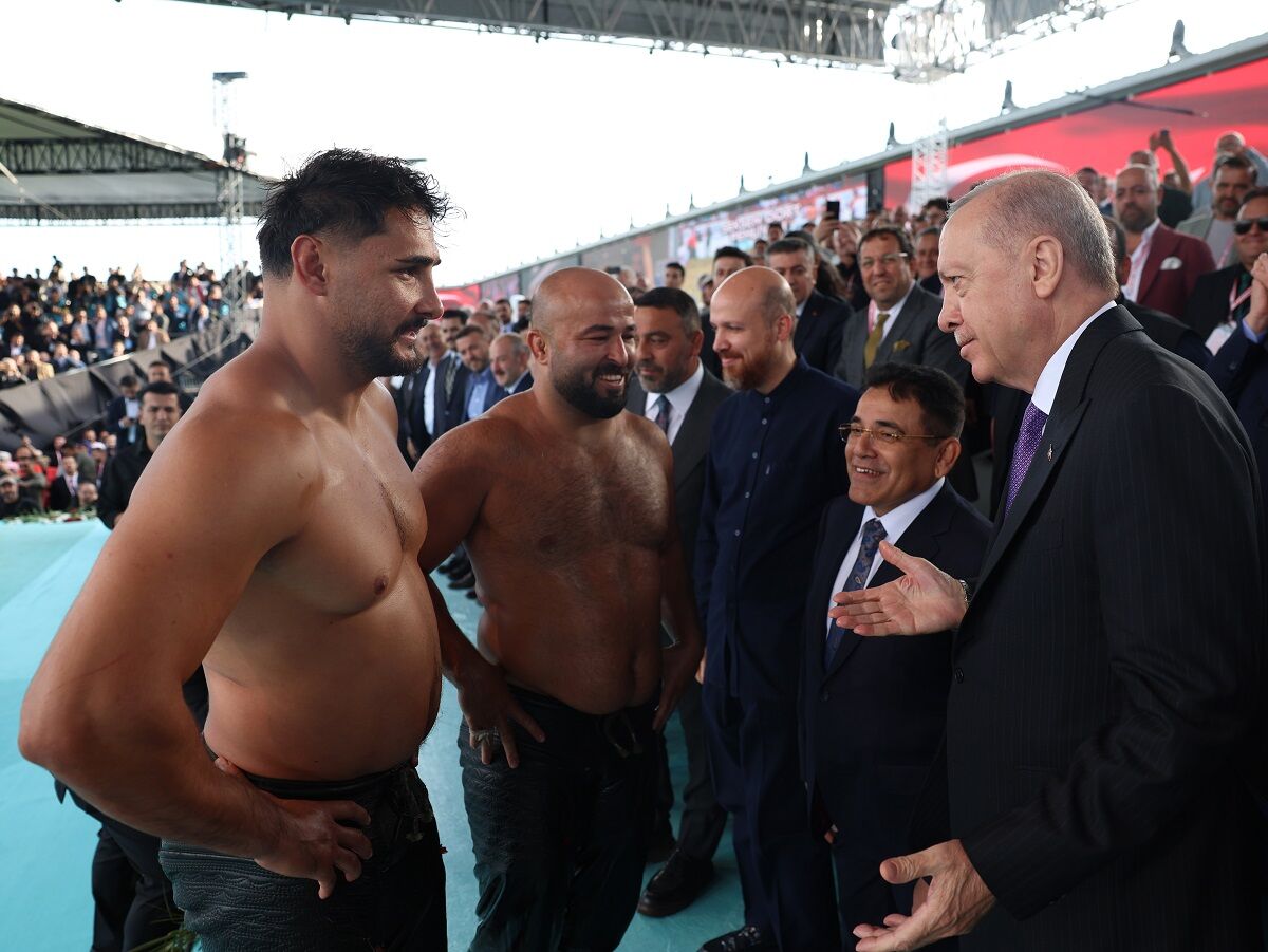 Erdoğan, Yağlı Güreş Cumhurbaşkanlığı Kupası finallerinde Davutoğlu'nu tebrik etti!