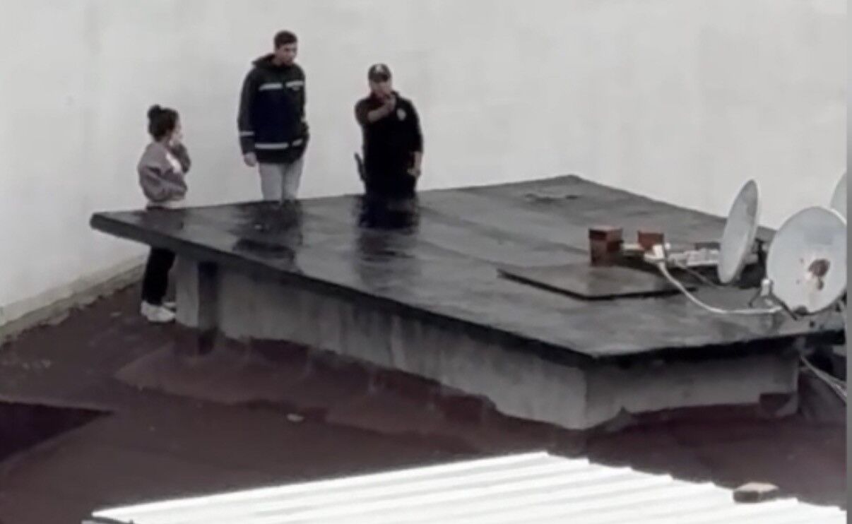 Kağıthane’de eşi 2 aydır eve gelmeyince çatıya çıktı; polis ikna etti
