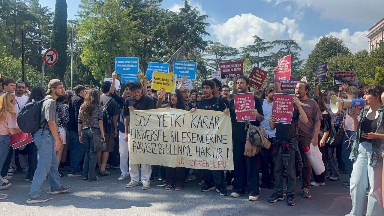 İstanbul Üniversitesi’nde öğrencilerden yemekhane zammına protesto