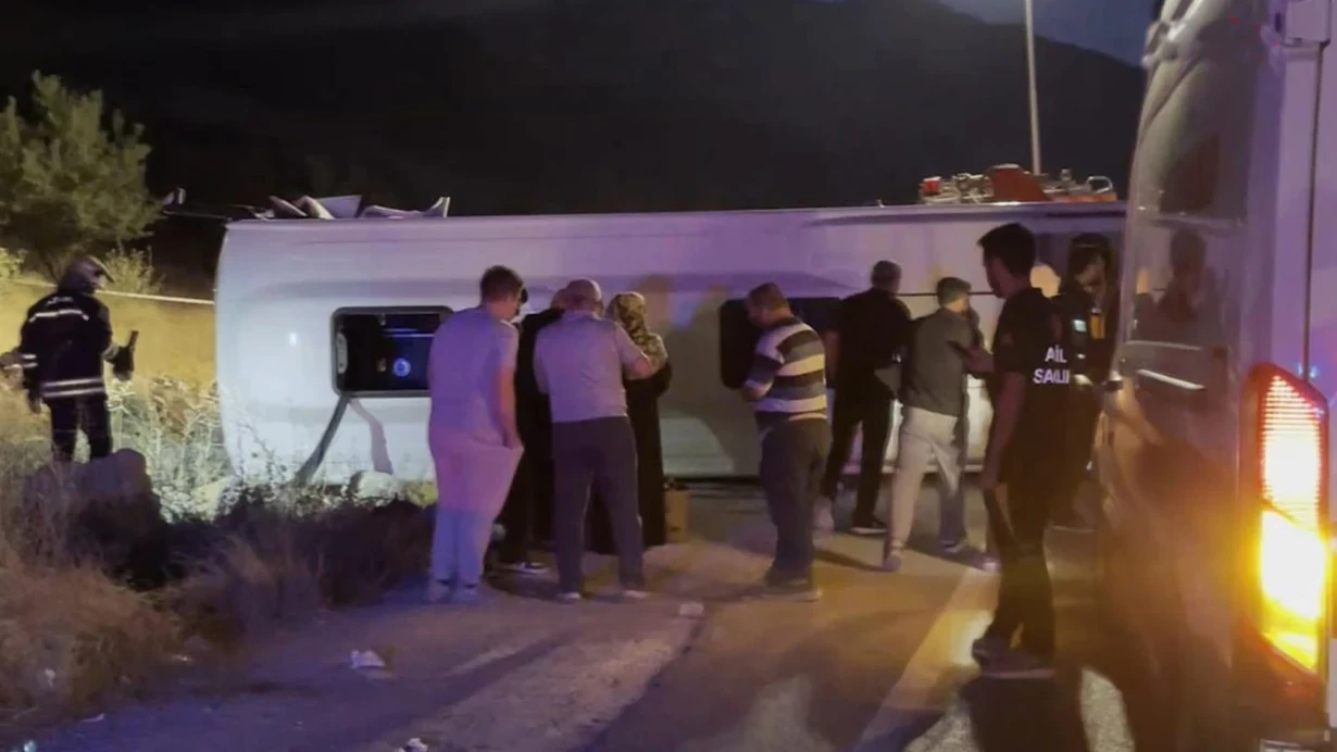 Gaziantep’te yolcu minibüsü ile otomobil çarpıştı: 5 ölü, çok sayıda yaralı var