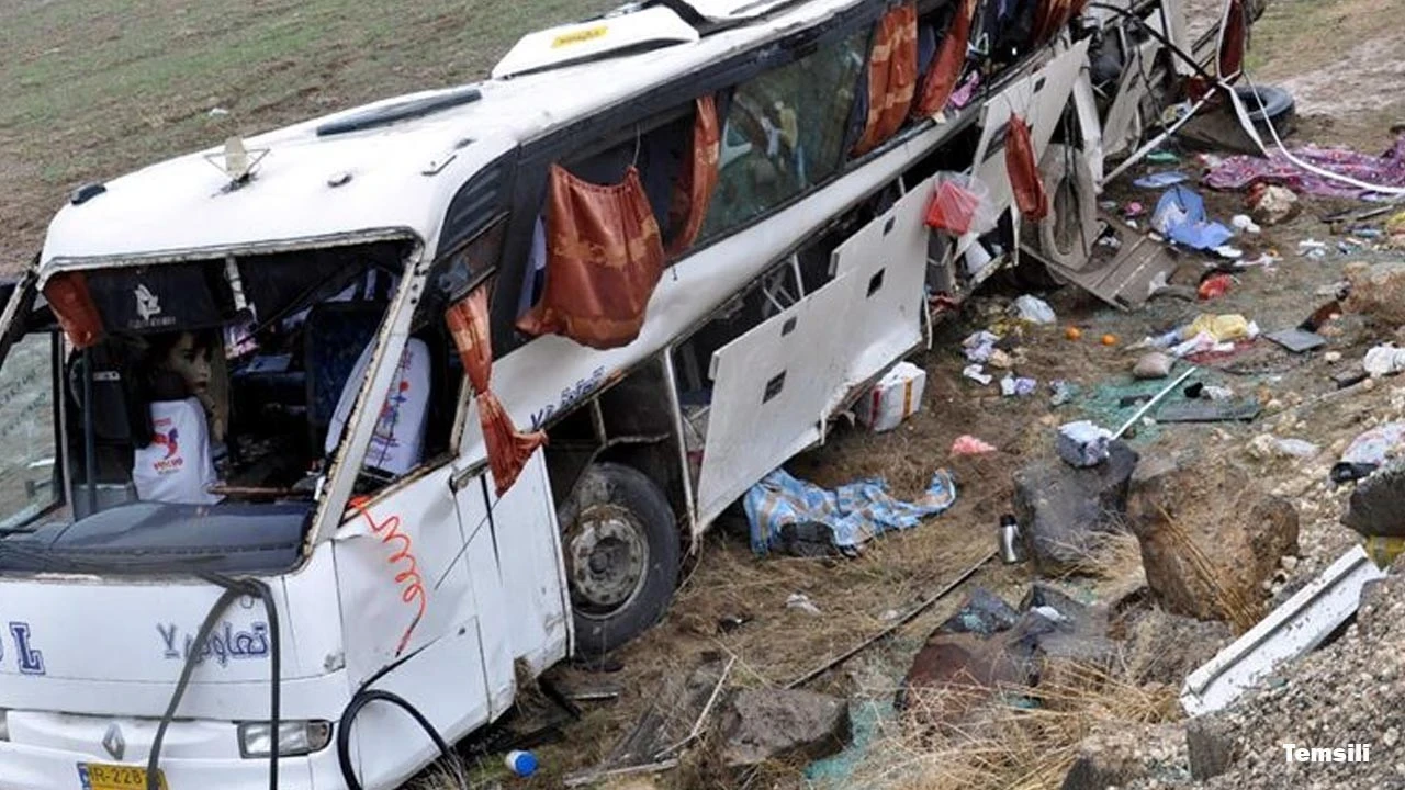 İran'da yolcu otobüsü devrildi: 11 ölü, 24 yaralı