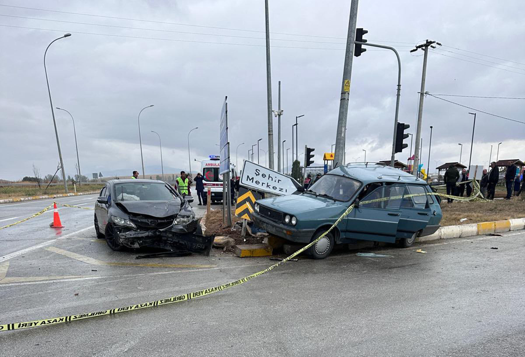 Kütahya'da iki otomobilin çarpıştığı kaza kamerada; 2 ölü, 8 yaralı