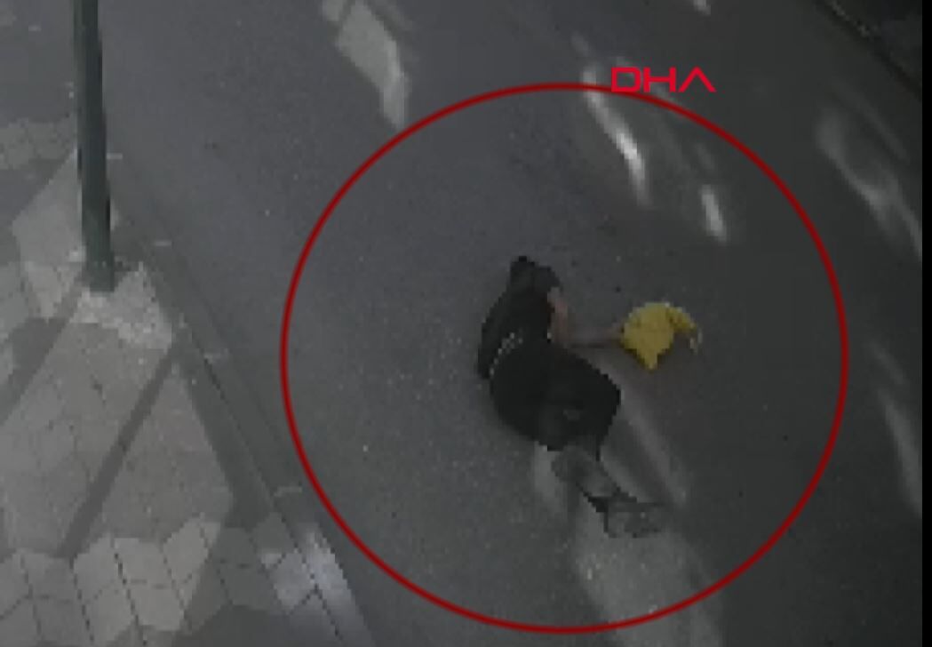 Hareket halindeki kamyonetin kasasından düştü; kaza kamerada