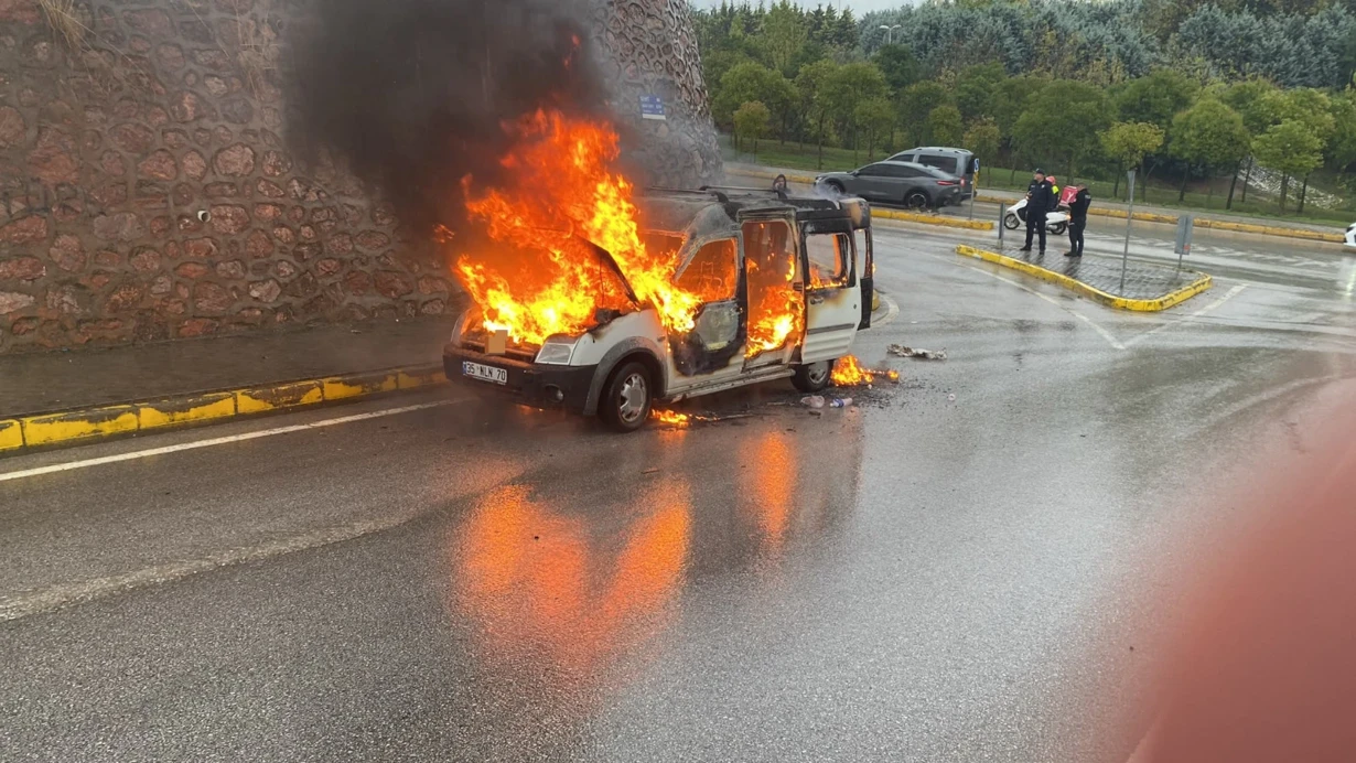 Kocaeli'de otomobil alevlere teslim oldu
