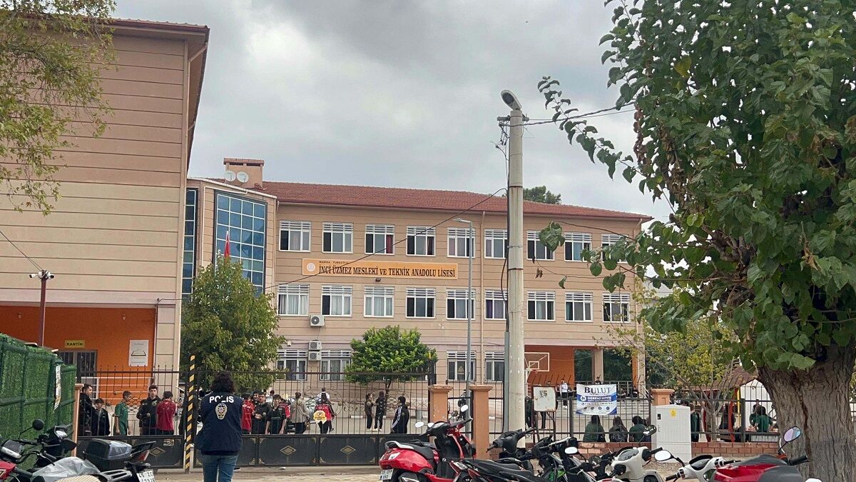 Manisa’daki okulda öğrenciler yeniden dersbaşı yaptı