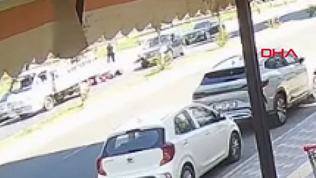 Otomobilin açılan kapısına çarpıp kamyonun altında kalan motosikletli öldü