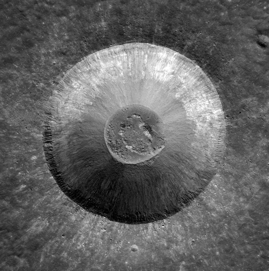 NASA'nın uzay aracı Ay'da devasa yeni bir krater keşfetti