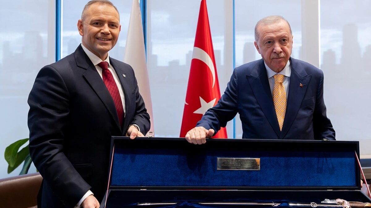 Polonya Cumhurbaşkanı Erdoğana Kılıç Hediye Etti