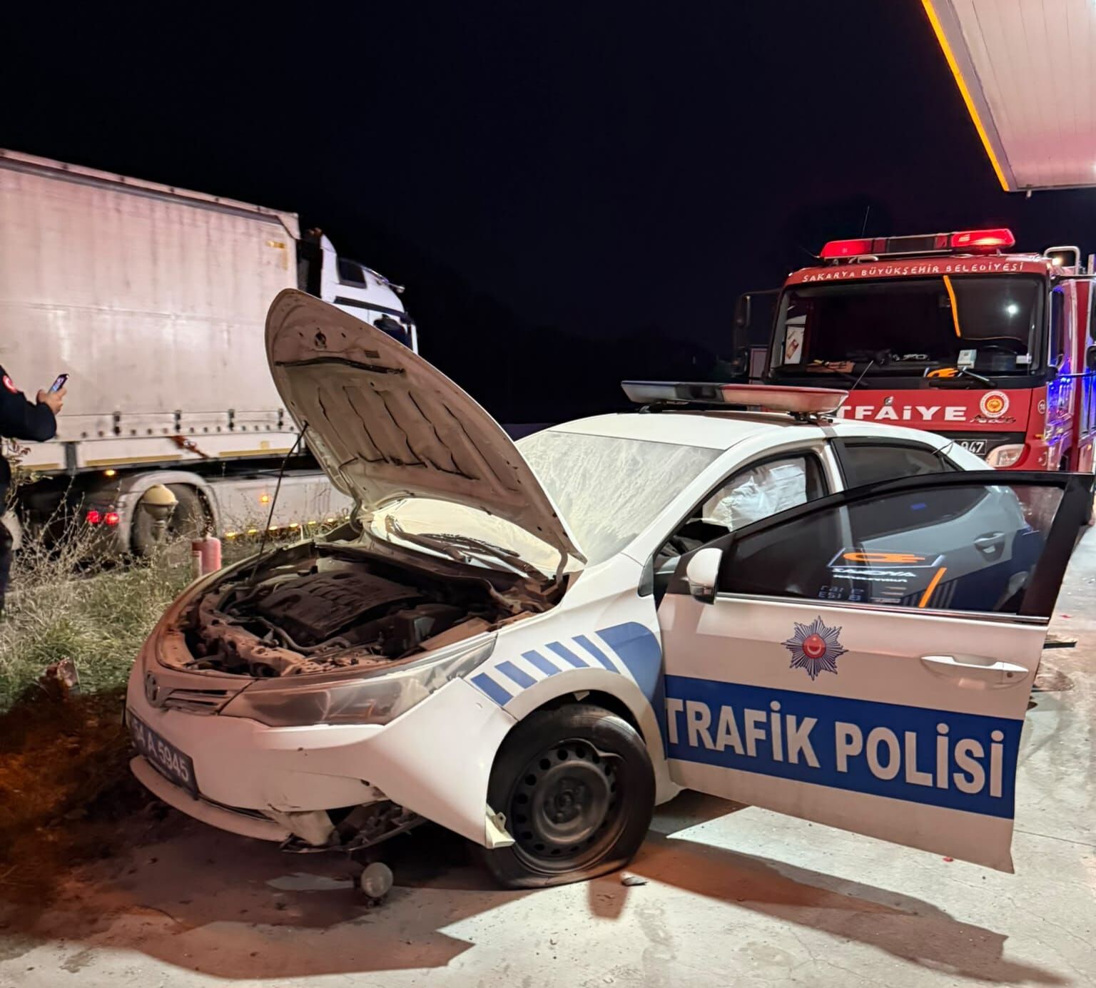 TIR, radar denetimi yapan polis aracına çarptı: 1 ölü