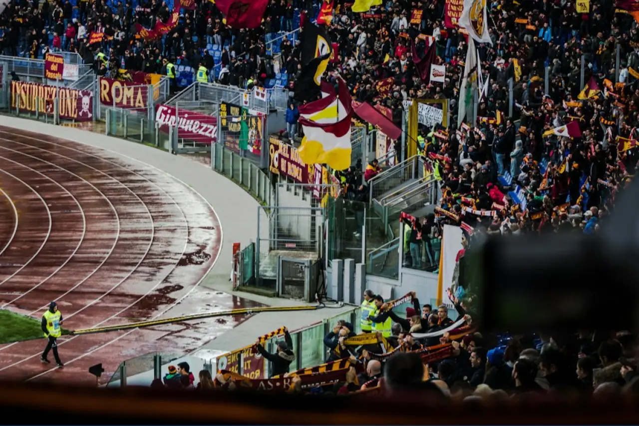 İtalya'da faşist selamı veren 16 Roma taraftarına ceza