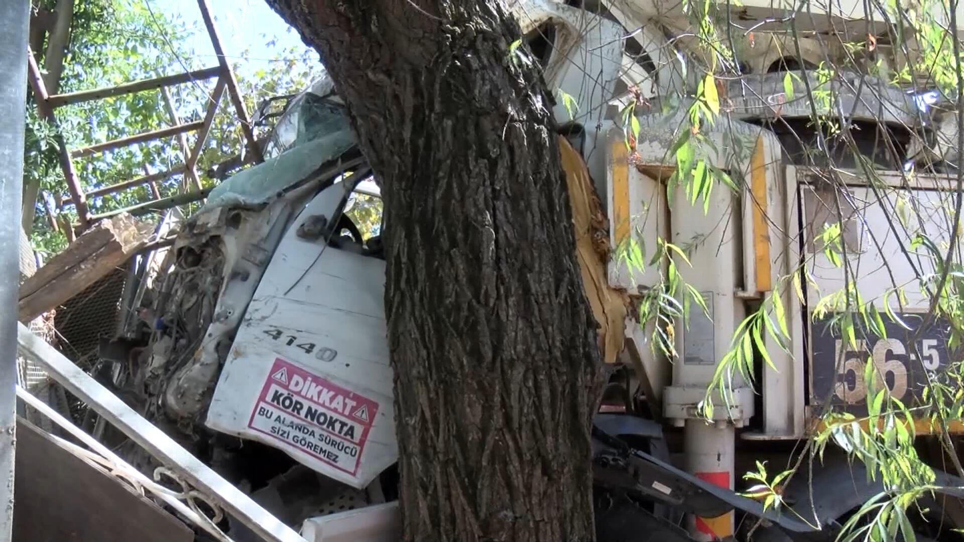 Sancaktepe'de beton mikseri 4 araca çarptı: 5 yaralı
