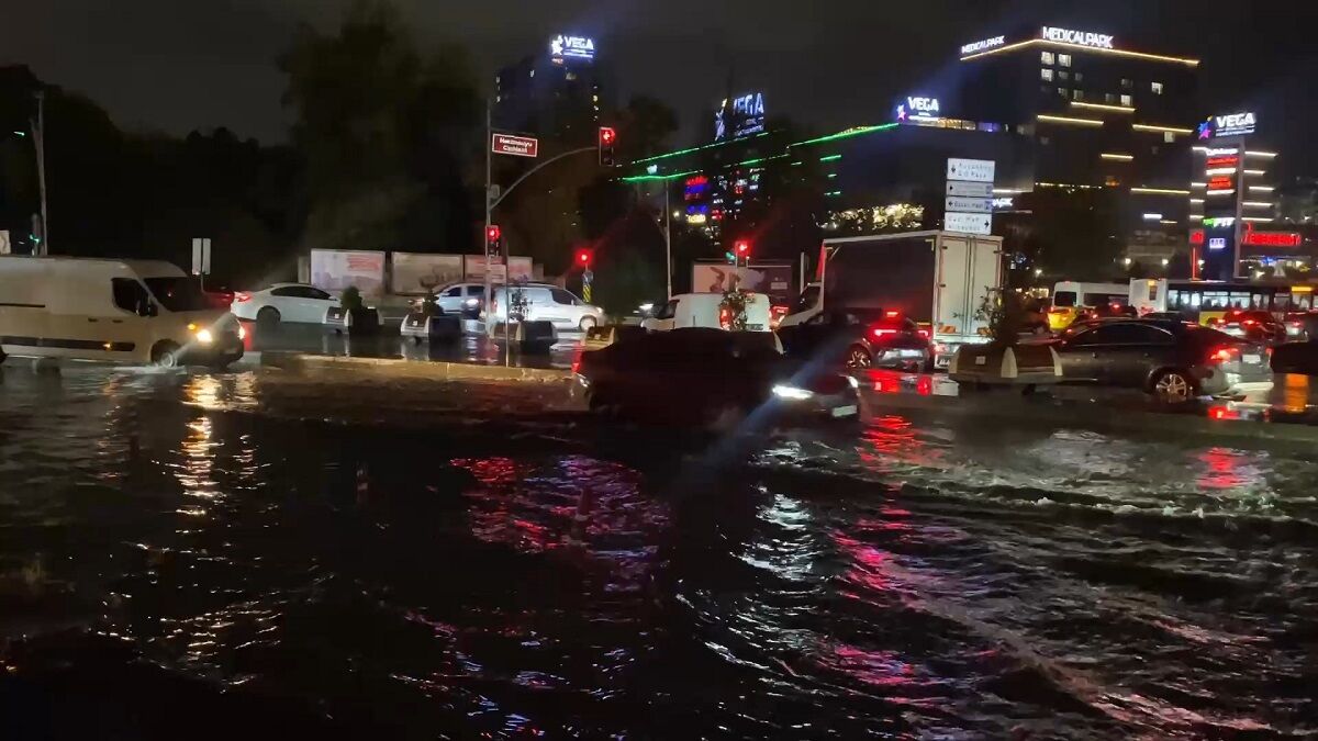 Ankara ve İstanbul sele teslim! Yollar çöktü, alt geçitleri ve evleri su bastı