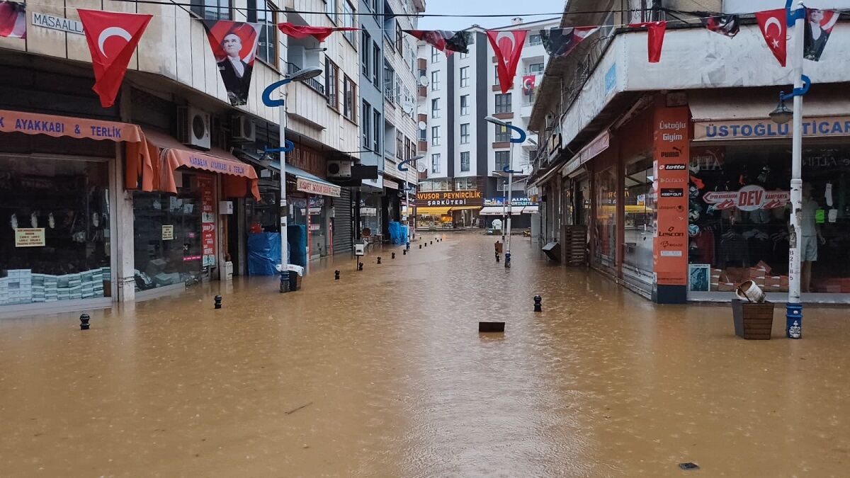 Karadeniz’de sağanak alarmı: Trabzon ve Rize sel sularına teslim oldu