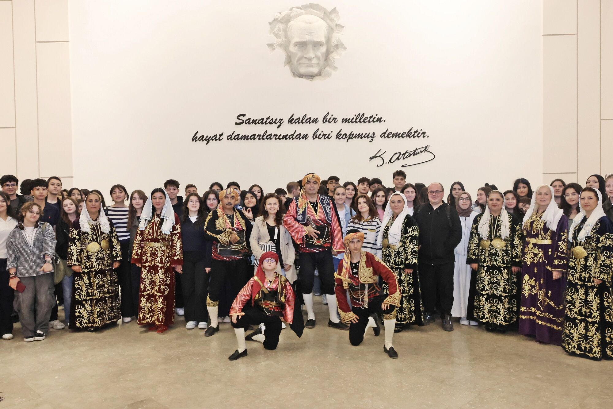 Seymen ve Bacıerenler, ‘Eşik’ ile Ankara’nın kültürel mirasını sahneye taşıdı