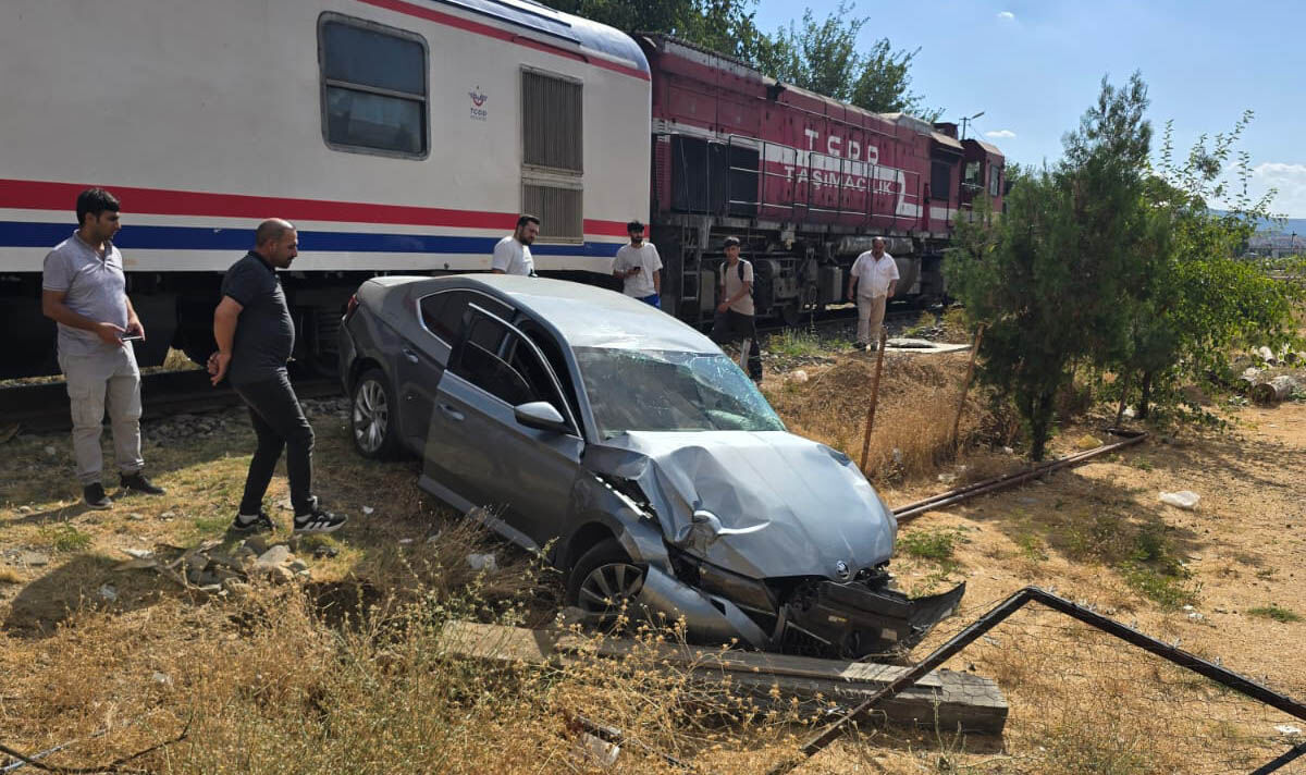 Tren, hemzemin geçitte otomobile çarptı: 1 yaralı